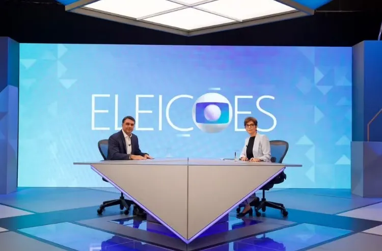 Flávio Bolsonaro (PL) já está na bancada para ser entrevistado por Renata Lo Prete. — Foto: Globo/ Manoella Mello